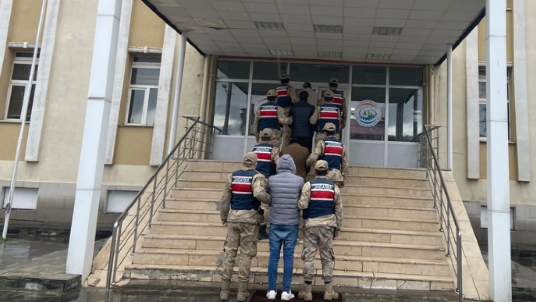 Ardahan'da 27 göçmen, 3 insan kaçakçısı yakalandı