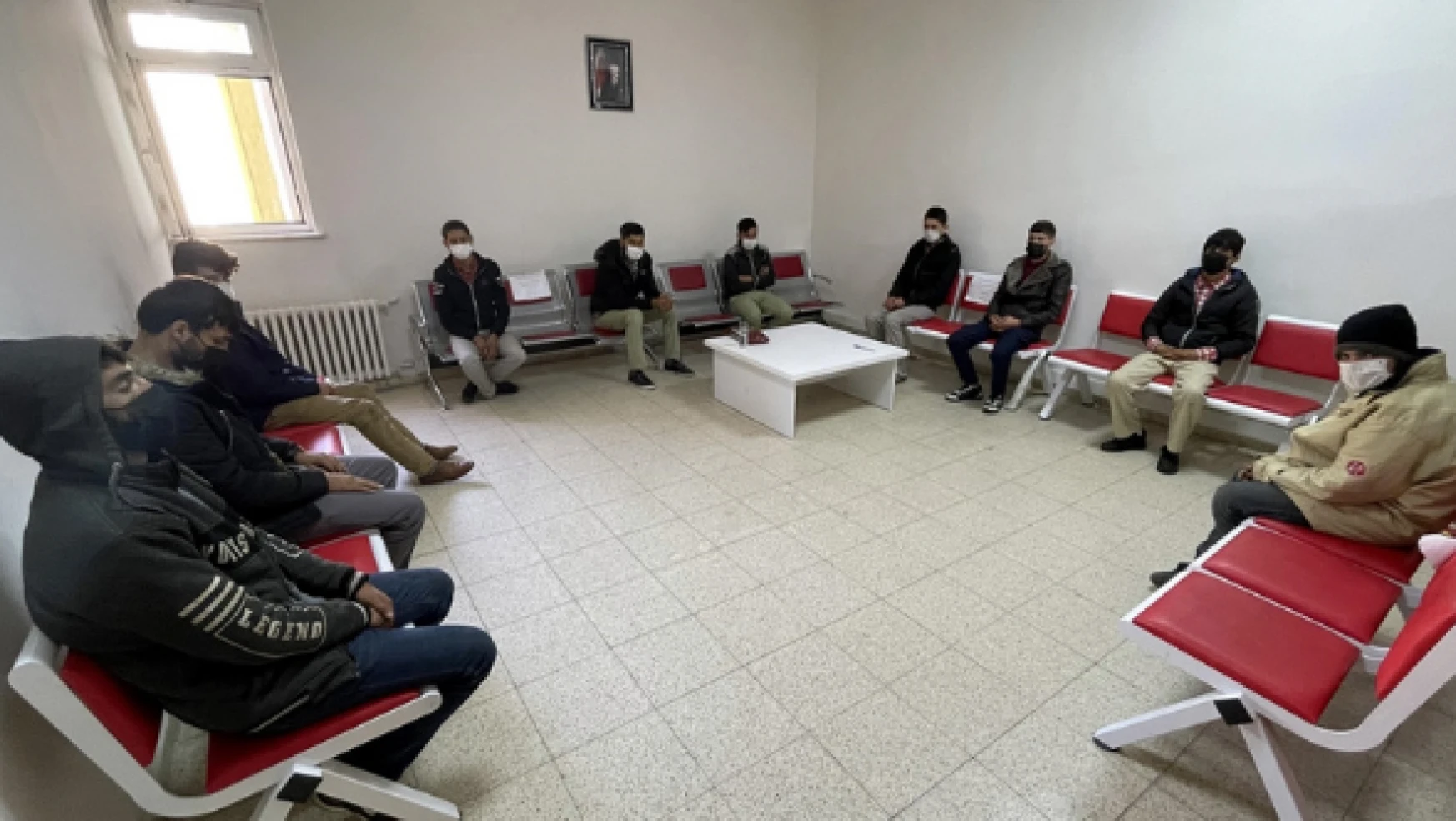 Ardahan'da boş bir arazide 20 göçmen yakalandı