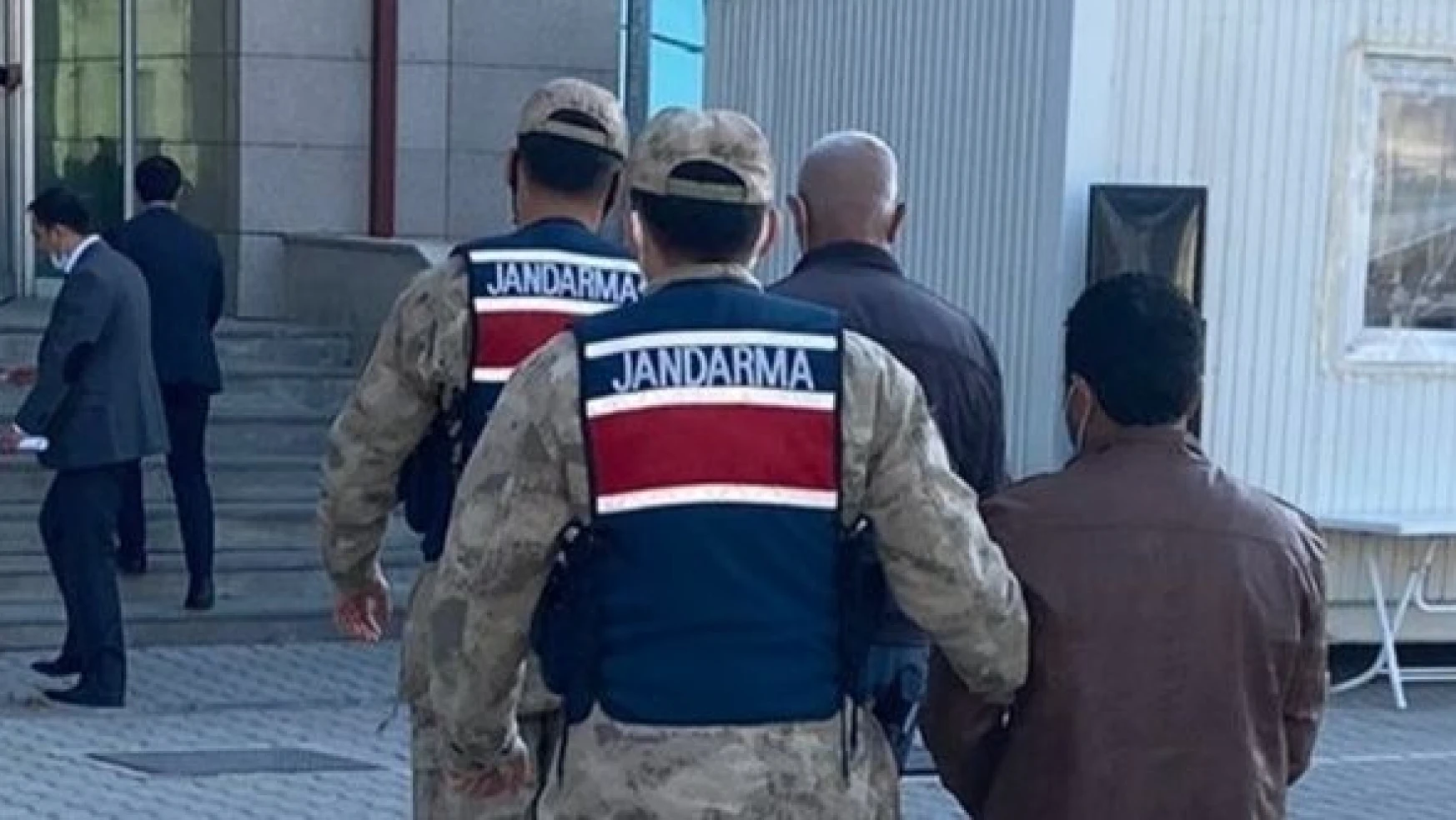 Erzincan'da su borusu ve vana çalan 2 zanlı tutuklandı
