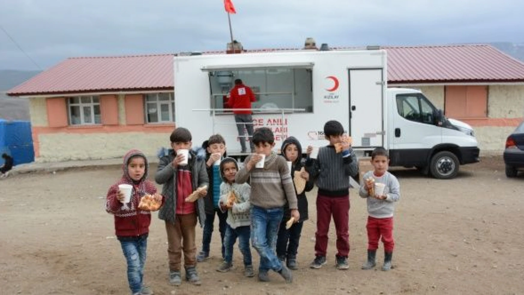 Erzurum'da depremzedelerin yaraları sarılıyor