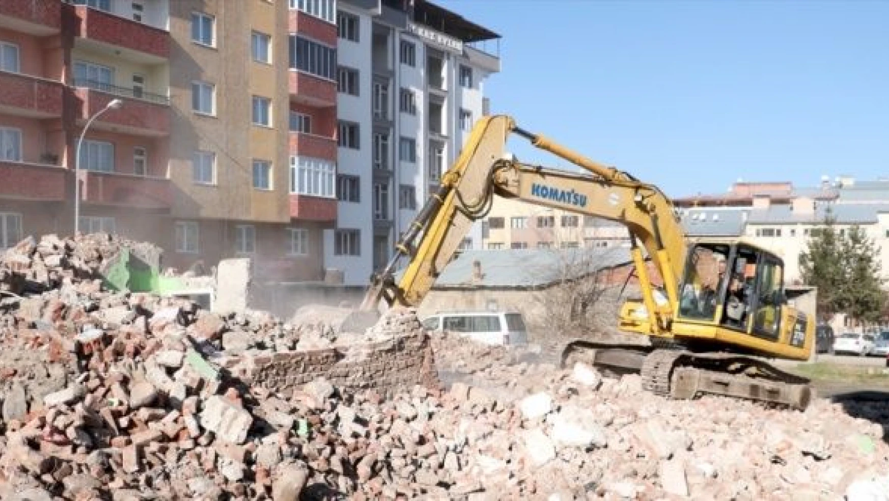 Erzurum'da tahliye edilen 7 bina  yıkıldı