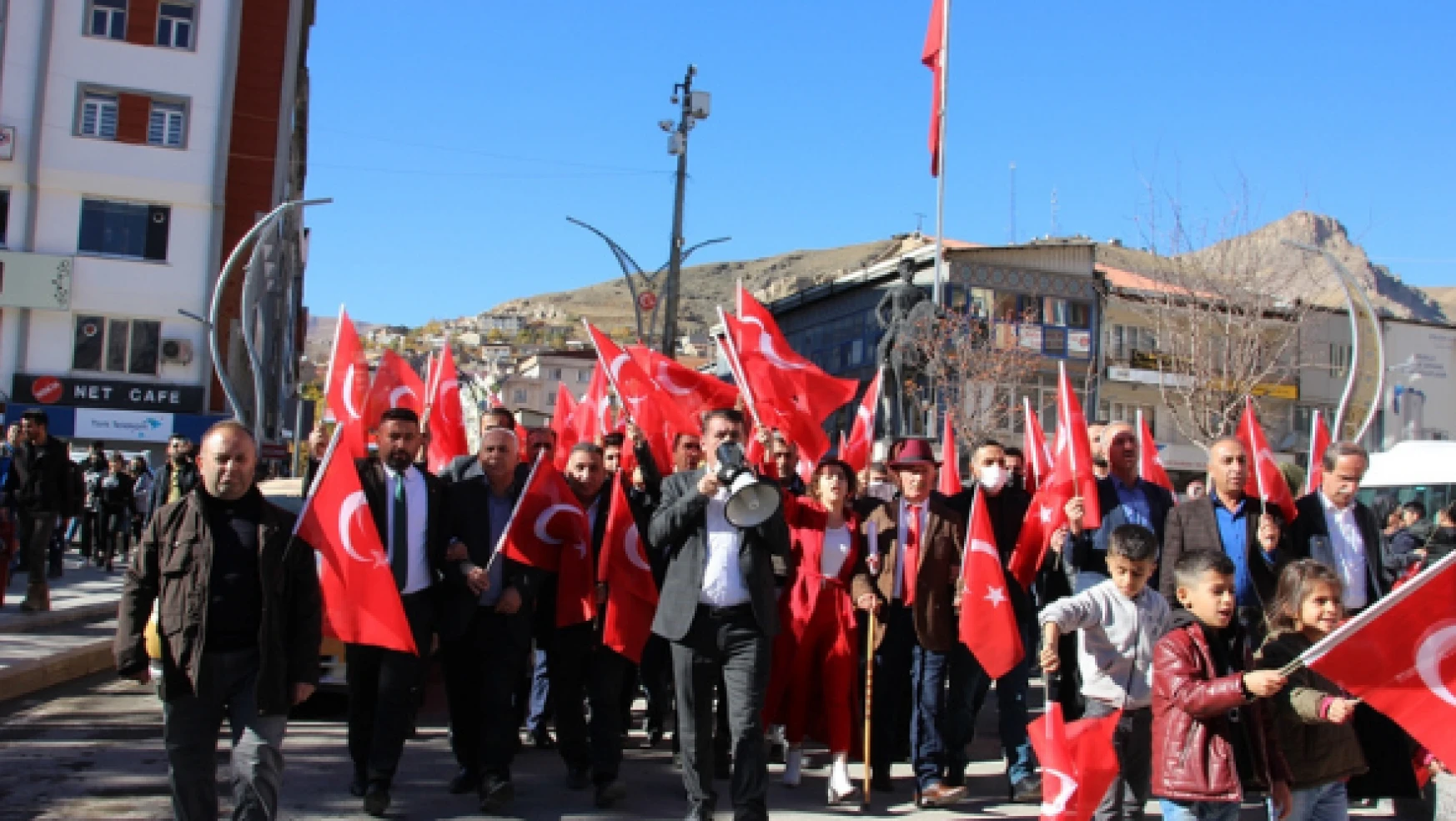 Hakkari'de Lütfü Türkkan'a tepki yürüyüşü düzenlendi