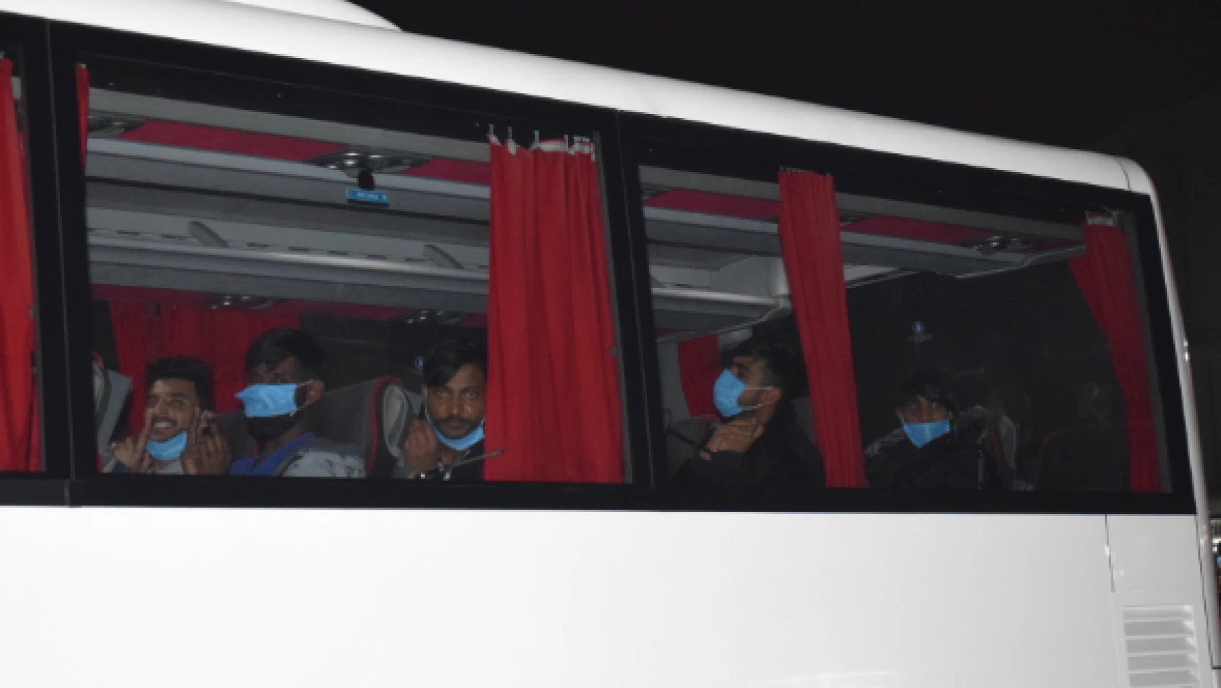 İstanbul'da yakalanan 70 göçmen Malatya'ya getirildi
