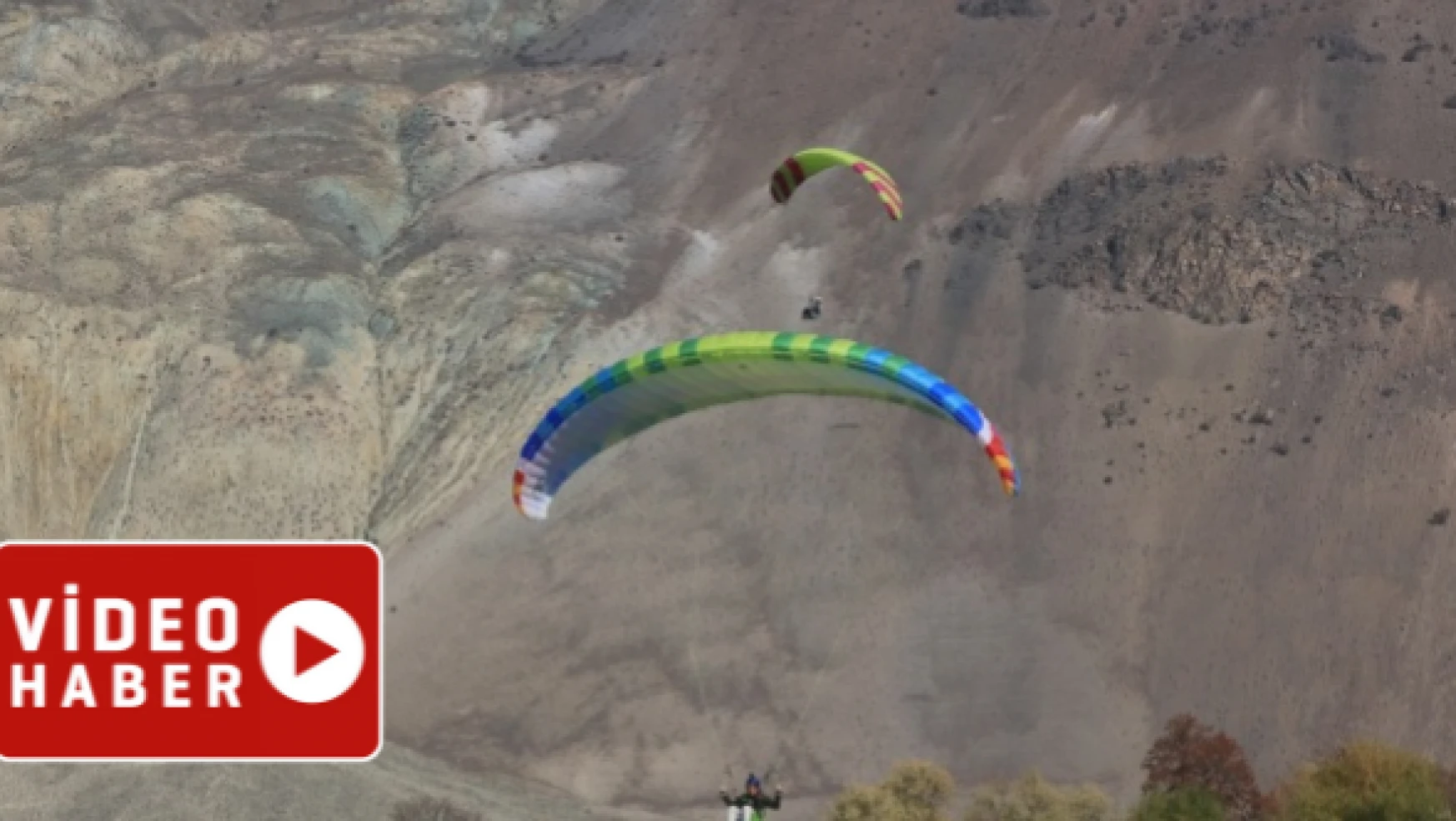 Kadın paraşütçüler Erzincan semalarını renklendiriyor