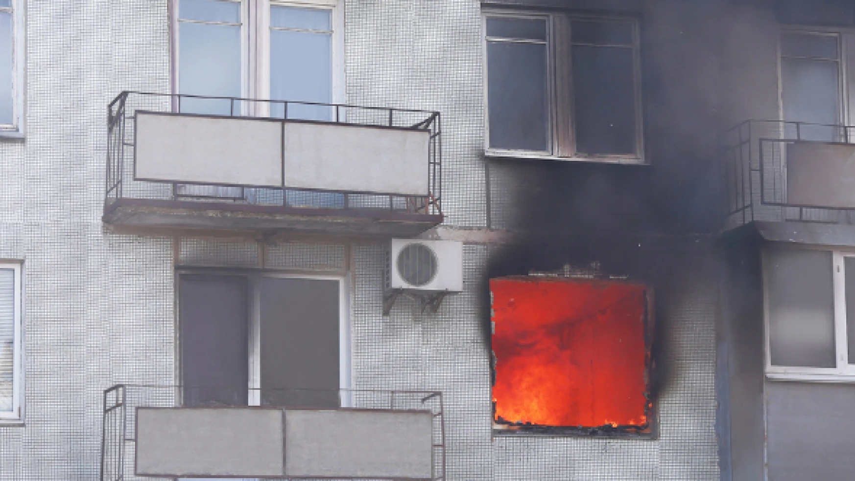 Kars'ta 4 katlı apartmanda yangın: 10 kişi hastaneye kaldırıldı