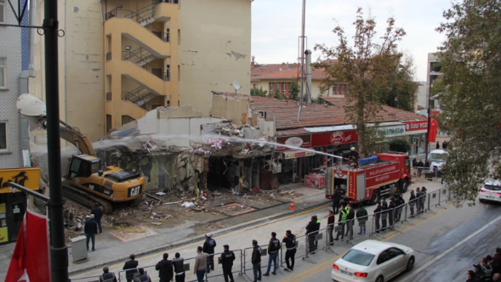 Malatya'da çöken binanın enkazı kaldırılıyor