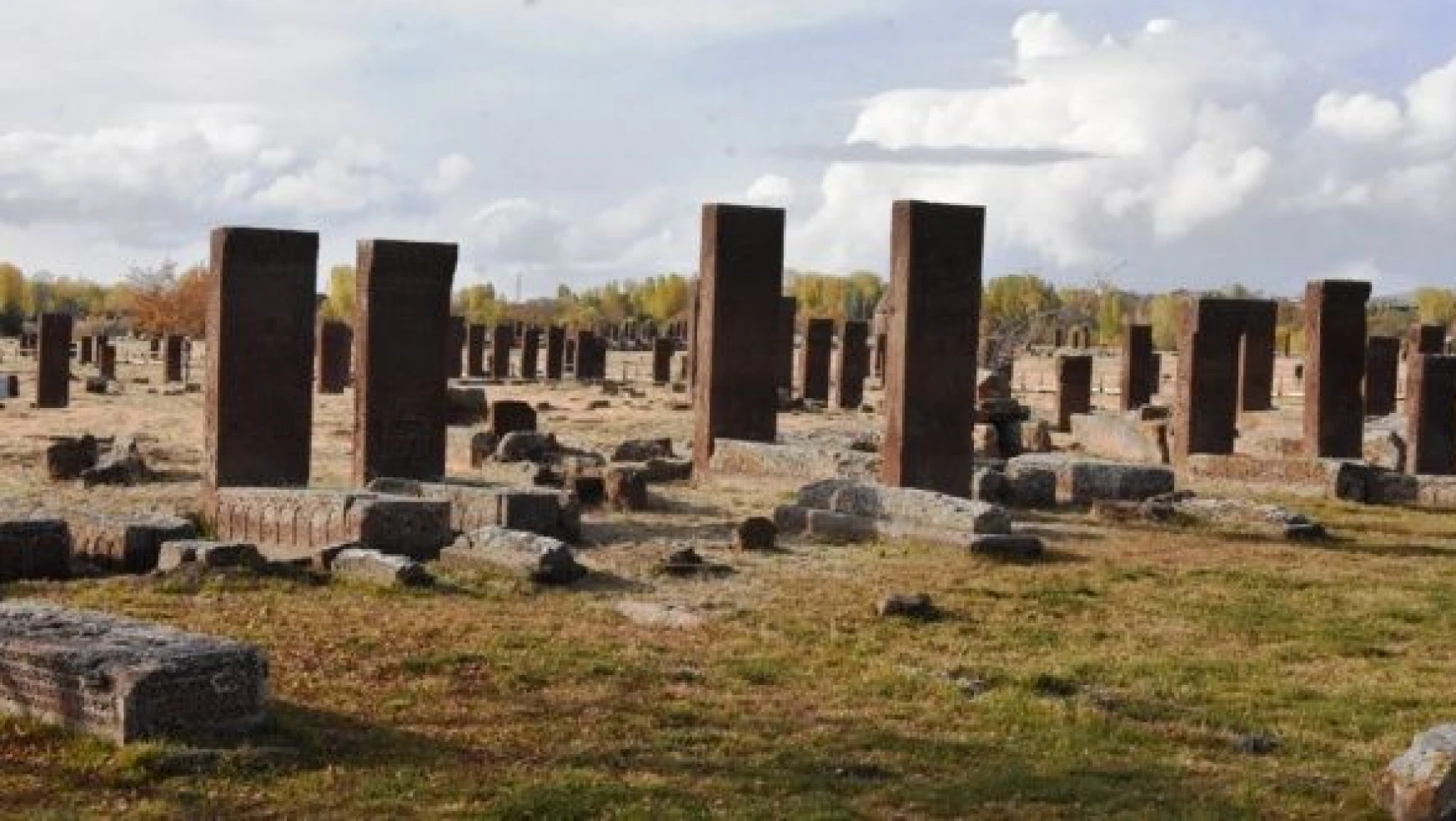 Selçuklu Mezarlığı'ndaki taşlar tarihe ışık tutuyor