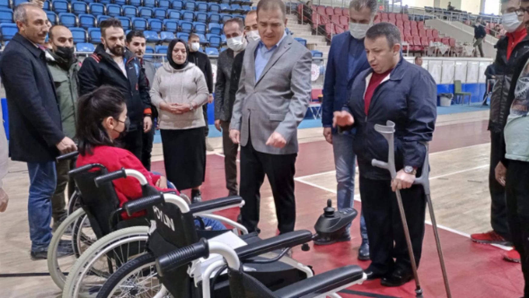 Vali Akbıyık, engellileri maçta yalnız bırakmadı