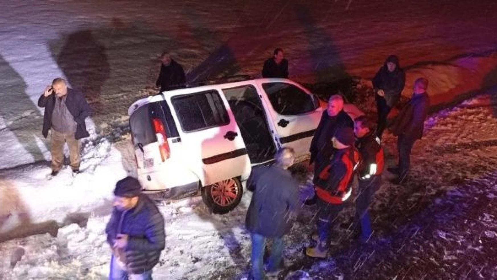 Ağrı'da kar yağışı kazayı getirdi: 3 yaralı