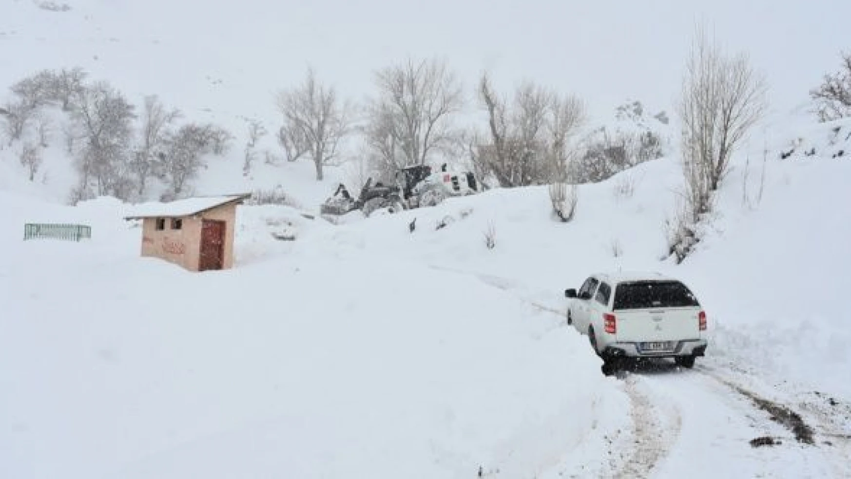 Başkale'de kar yağışı yaşamı olumsuz etkiledi