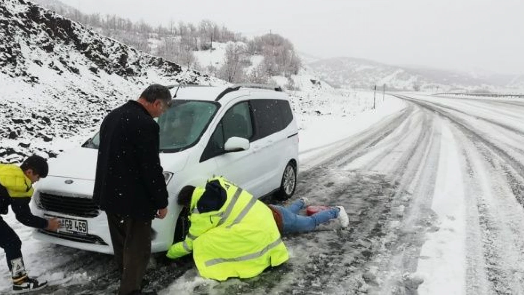 Kar nedeniyle yolda kalan ailenin imdadına polis yetişti