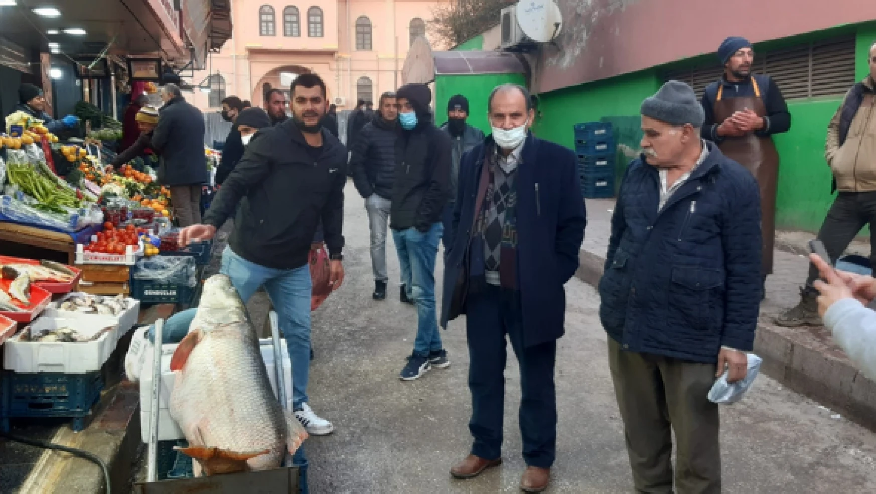 Elazığ'da balıkçıların ağına 60 kiloluk turna takıldı