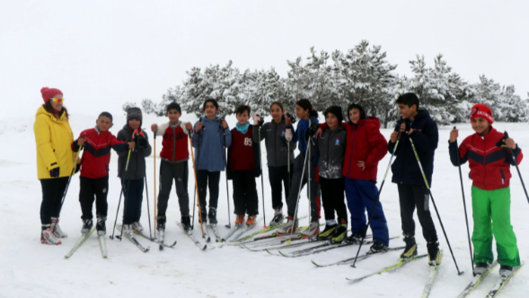 Erzincan'a kar yağmadı, kayaklı sporcular kırsala taşındı