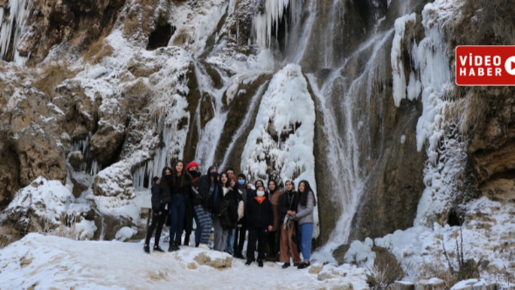 Erzincan Girlevik Şelalesi'ndeki buz sarkıtları ilgi odağı oldu