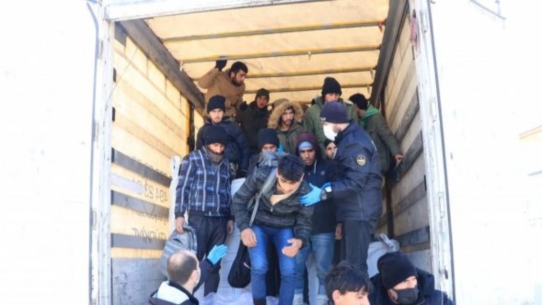Erzincan'da TIR dorsesinde 56 düzensiz göçmen yakalandı
