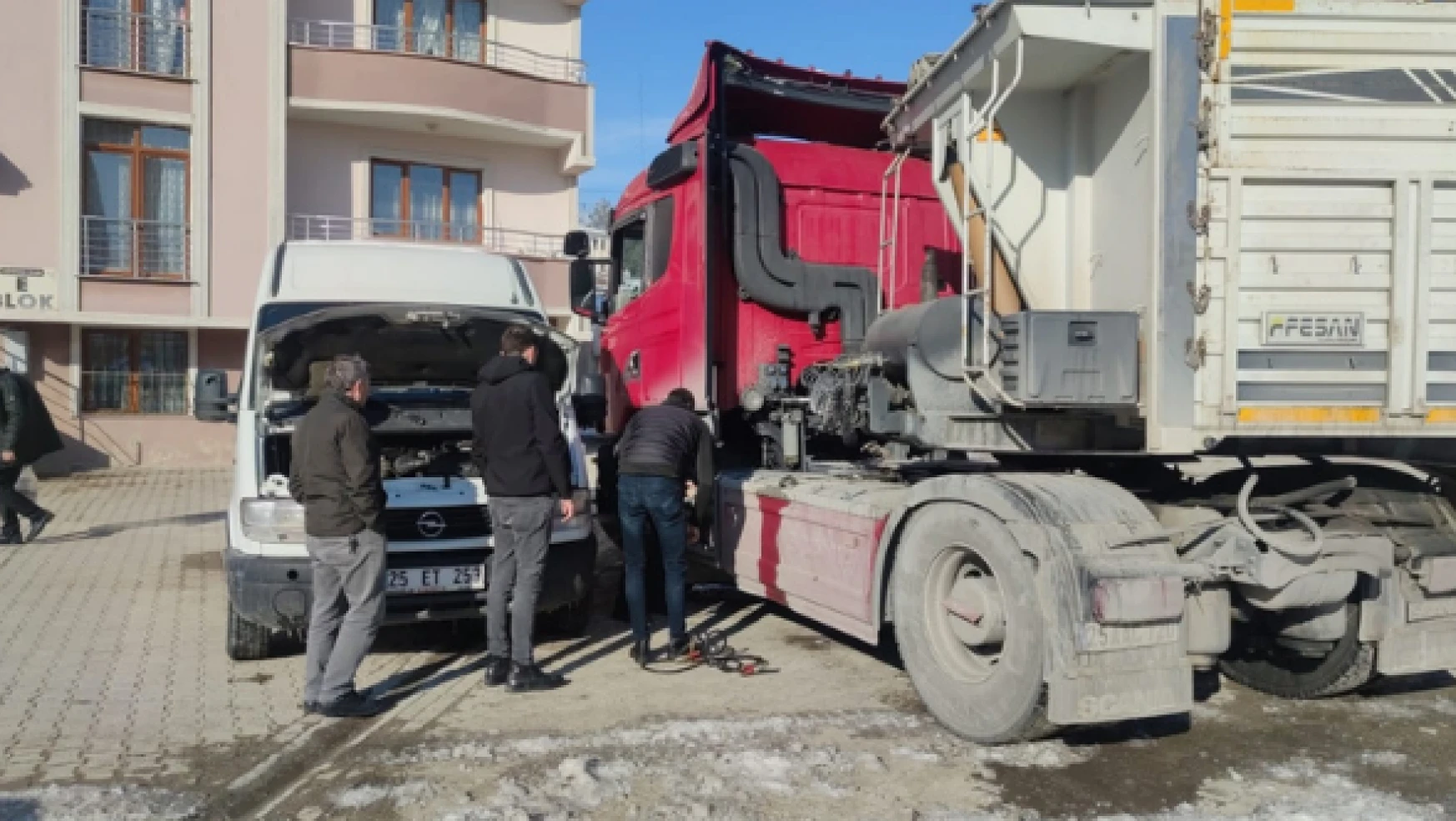 Erzurum'da araçlar dondu!