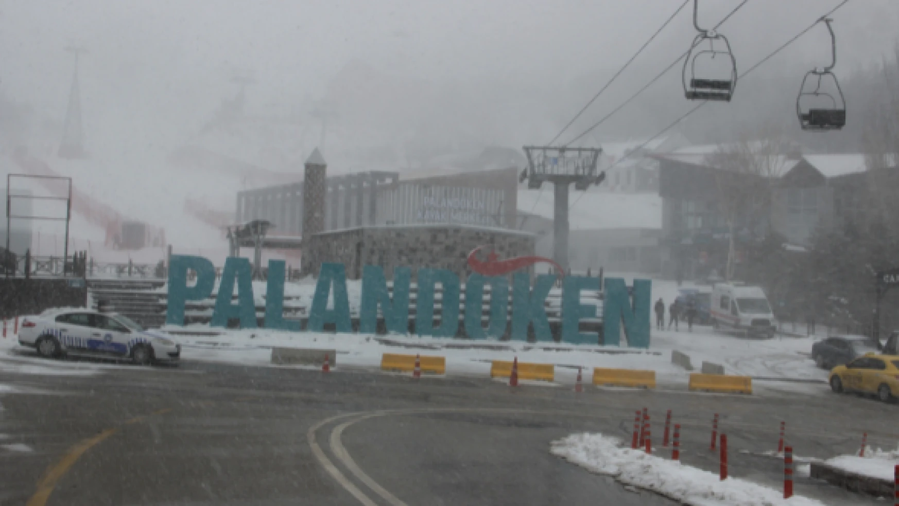 Erzurum'da kar fırtınaya döndü yaşam durdu !