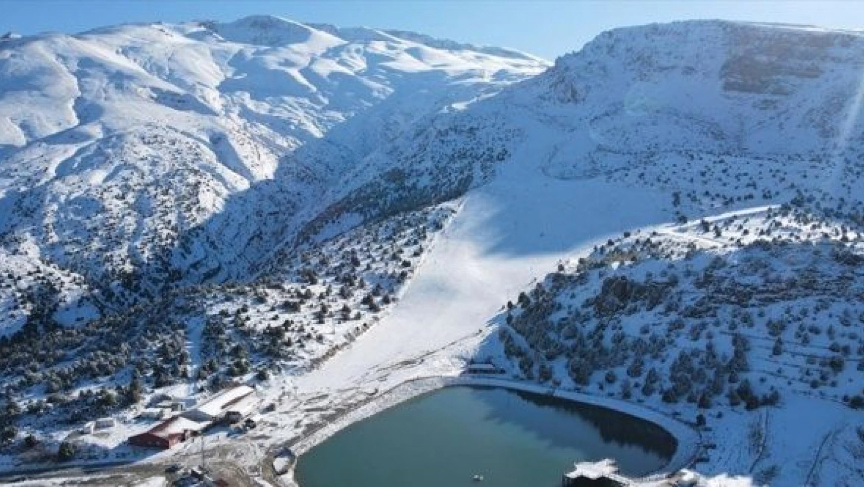 Göl manzaralı Ergan Dağı Kayak Merkezi sezonu açıyor