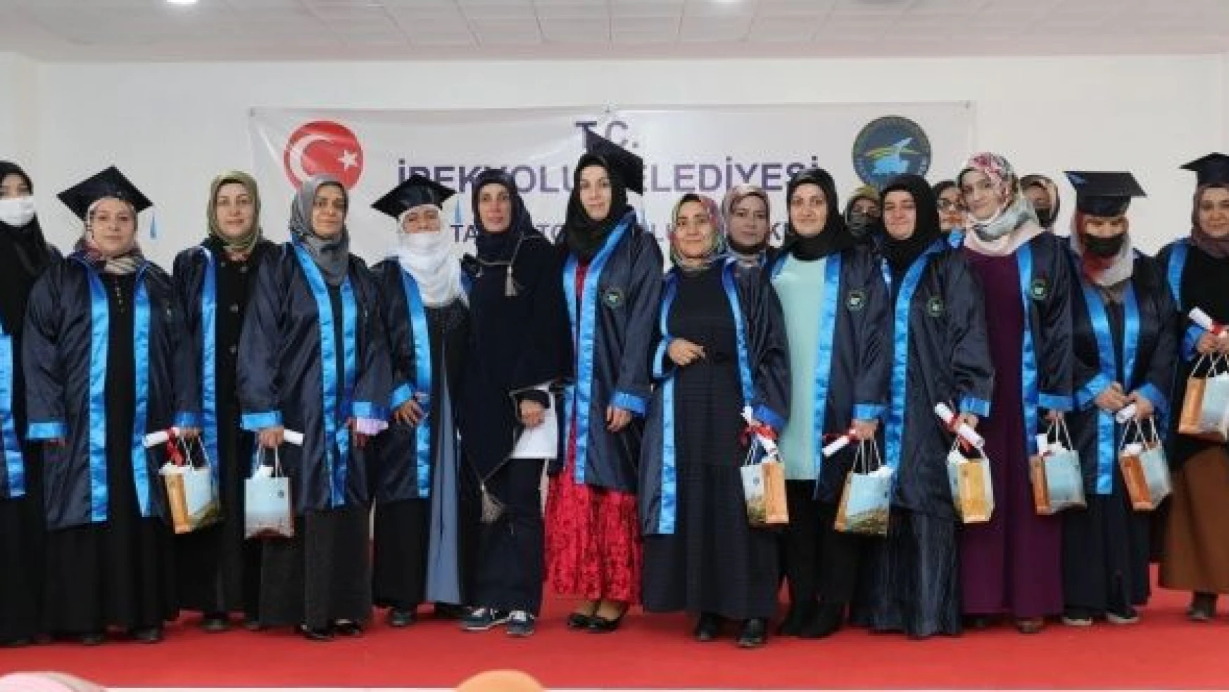 İpekyolu'nda kadınların mezuniyet coşkusu devam ediyor