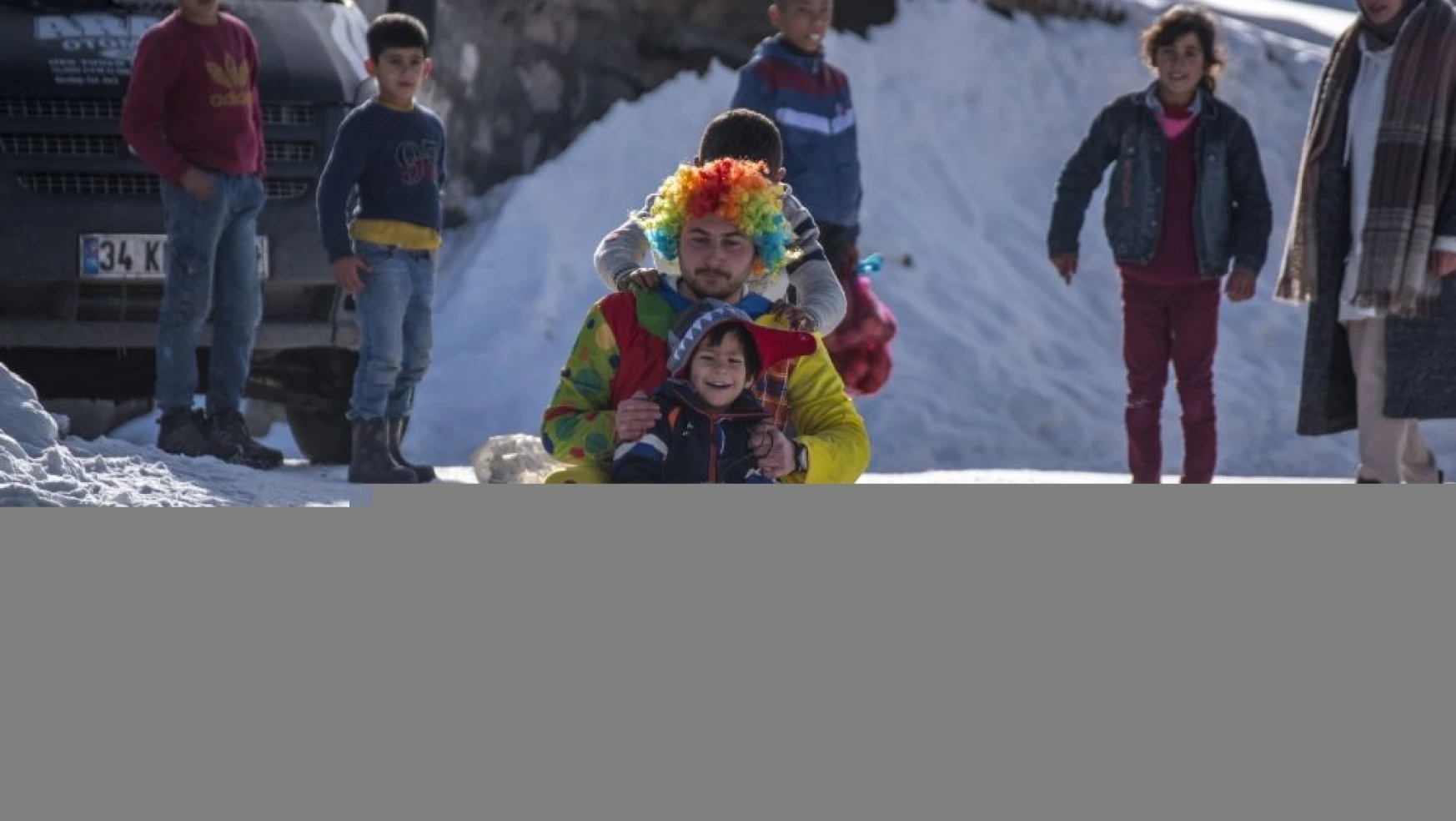 Kars'ta kar yağışını fırsat bilen çocuklar kızaklara sarıldı