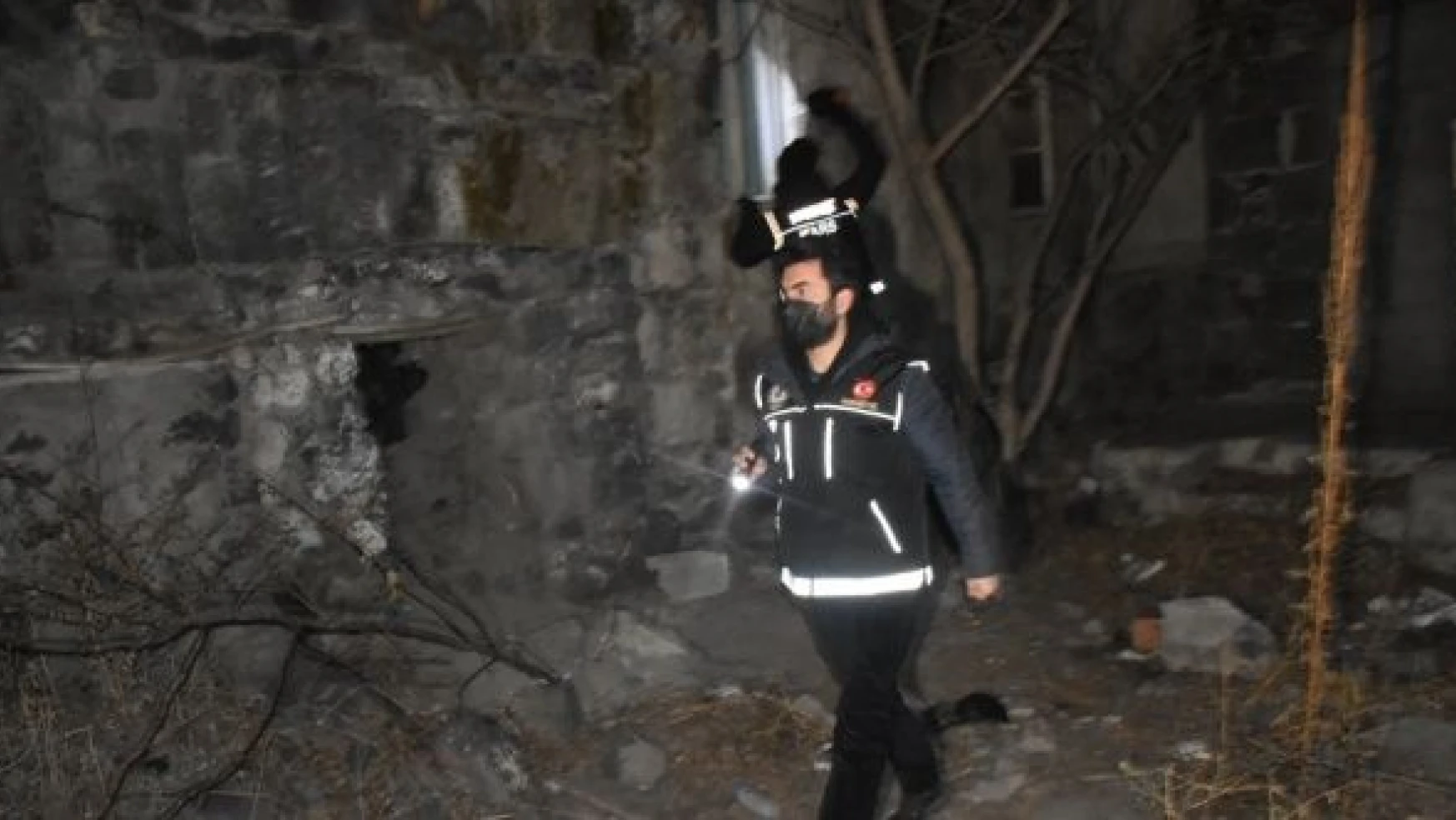 Kars'ta polis sıfırın altında 15 derecede uygulama yaptı