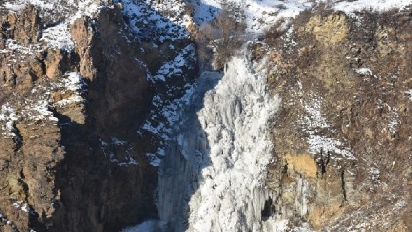Kars'taki Susuz Şelalesi buz tuttu!