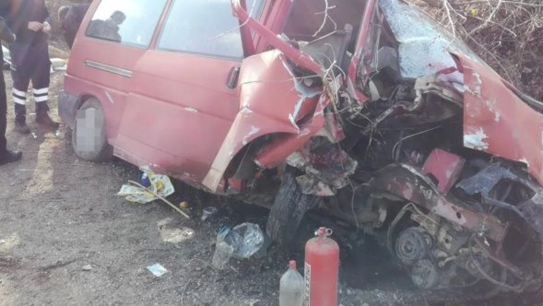 Malatya'da feci kaza: 2 kişi araca sıkıştı