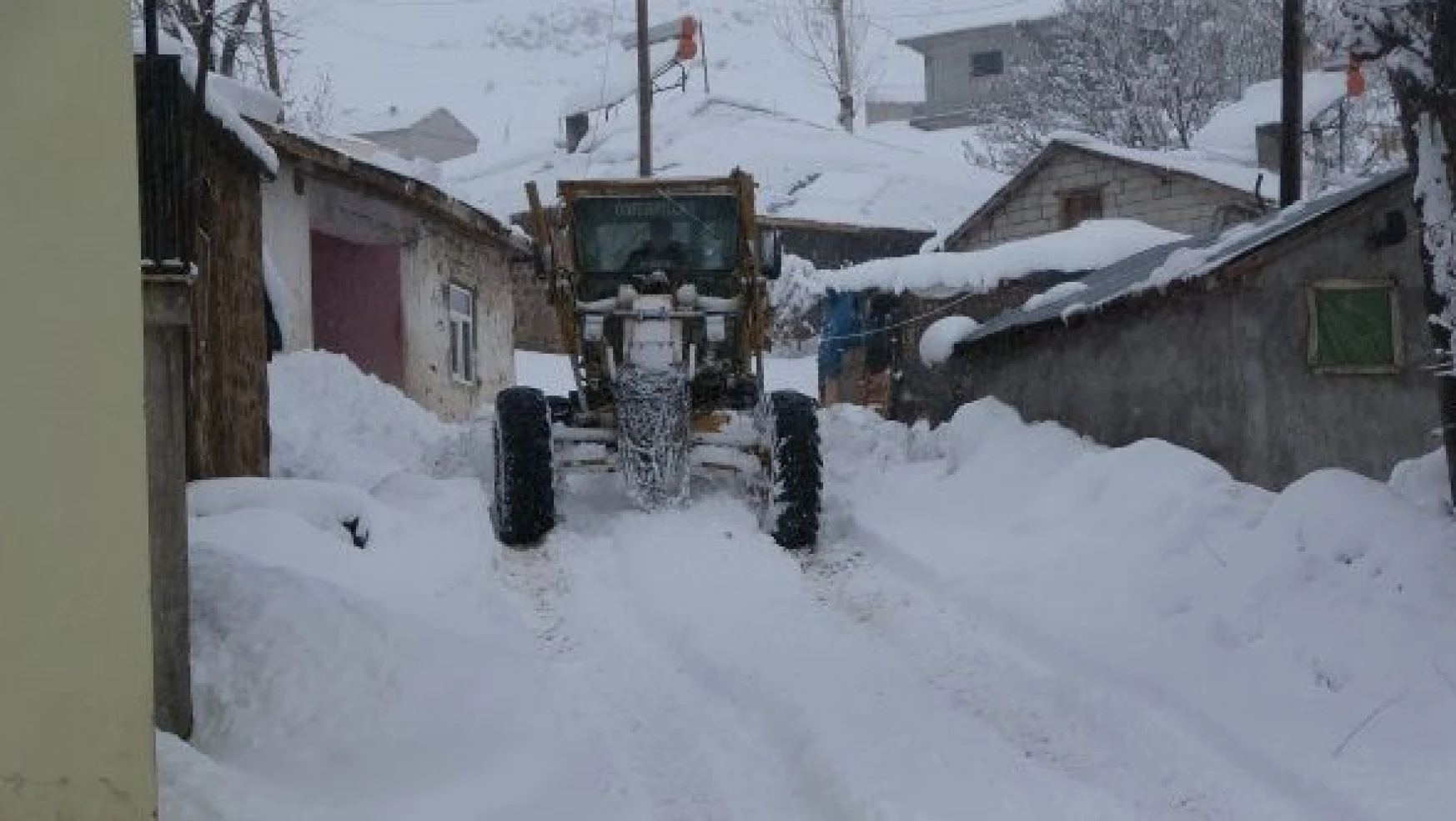 Muş'ta 115 köy yolu kardan kapandı