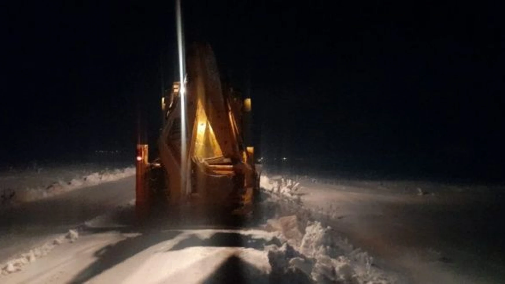 Özalp Belediyesi karla mücadele çalışmalarına devam ediyor