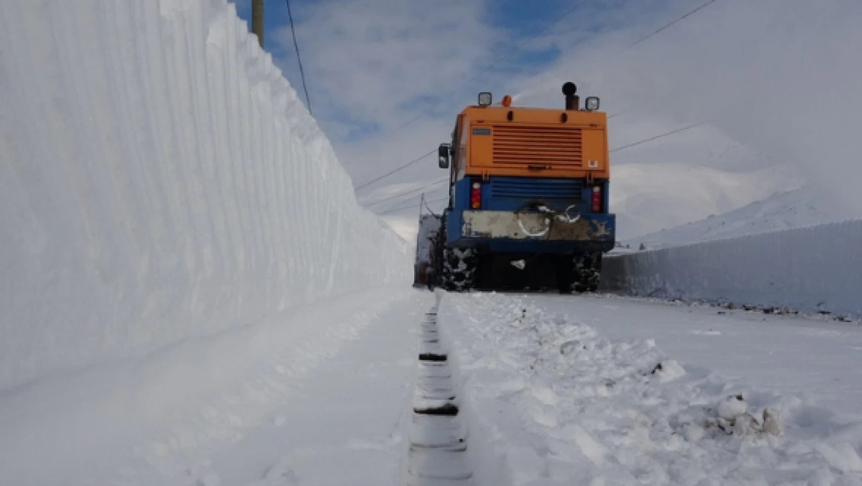 Tatvan'da biriken karlar kamyonlarla böyle taşındı!