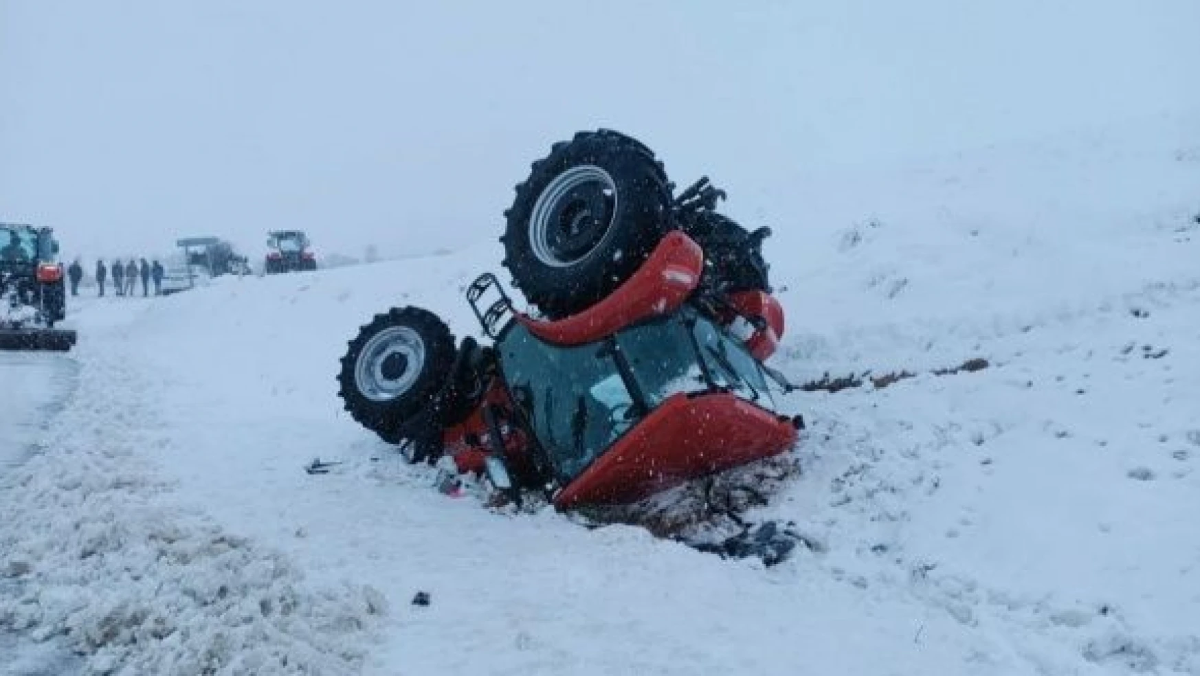 Traktör karlı yola dayanamadı: 1 ölü