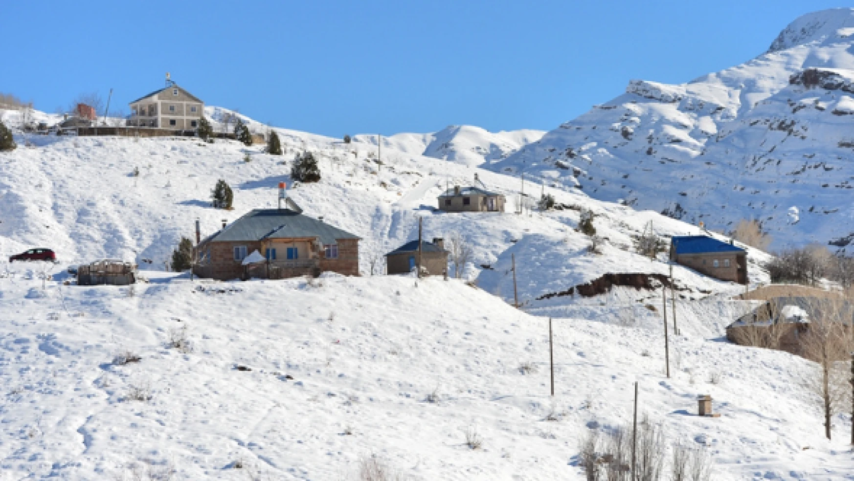 Tunceli'nin dağ köylerini kış vurdu