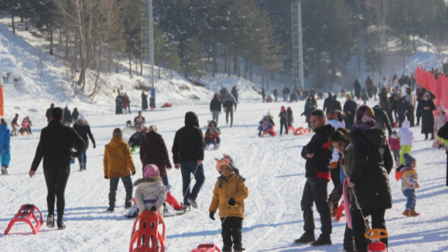 Turistler yılbaşı öncesi Palandöken Kayak Merkezi'ne akın etti