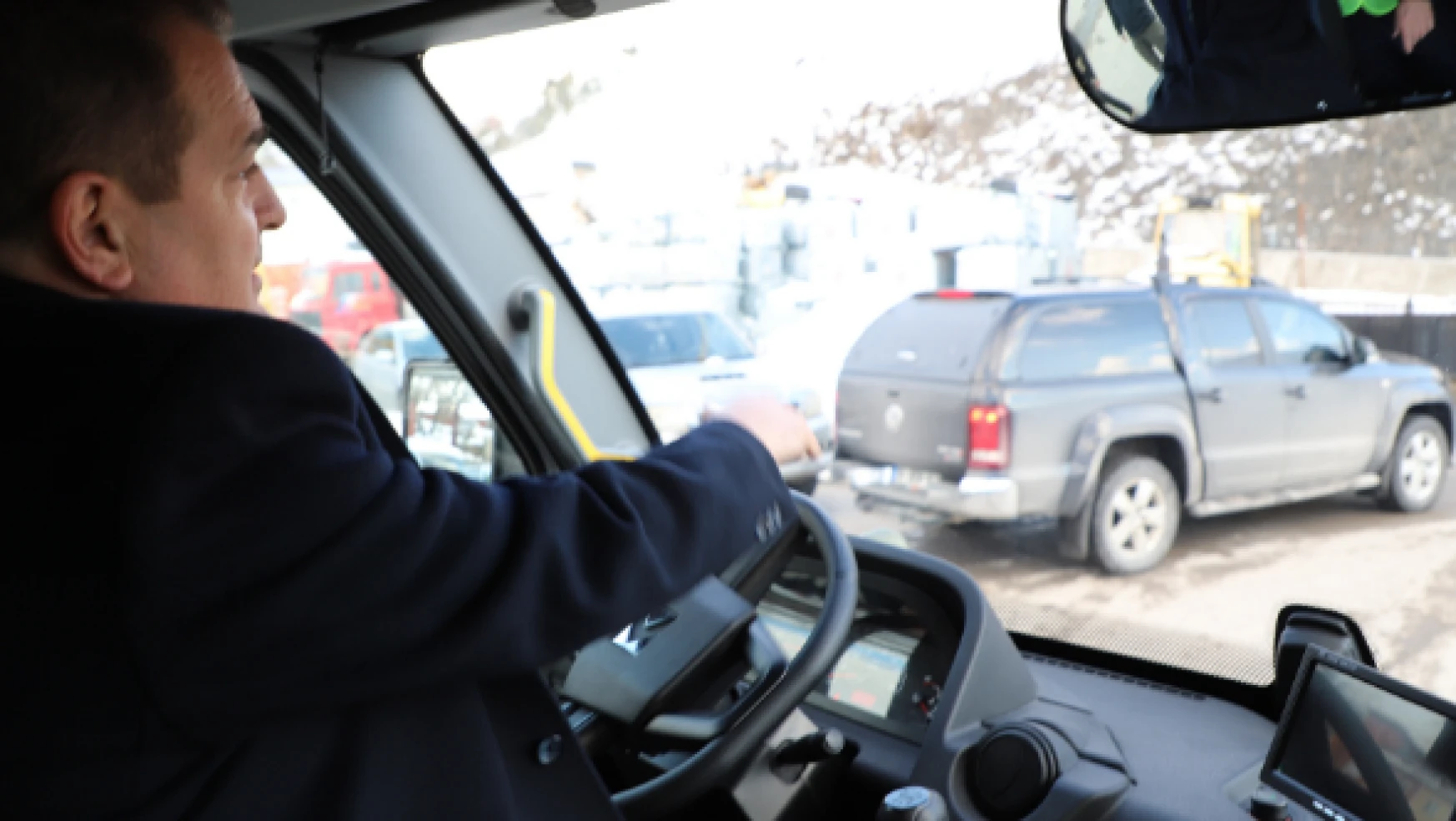 Vali Akbıyık şoförlük yaptı yolcuları ücretsiz taşıdı