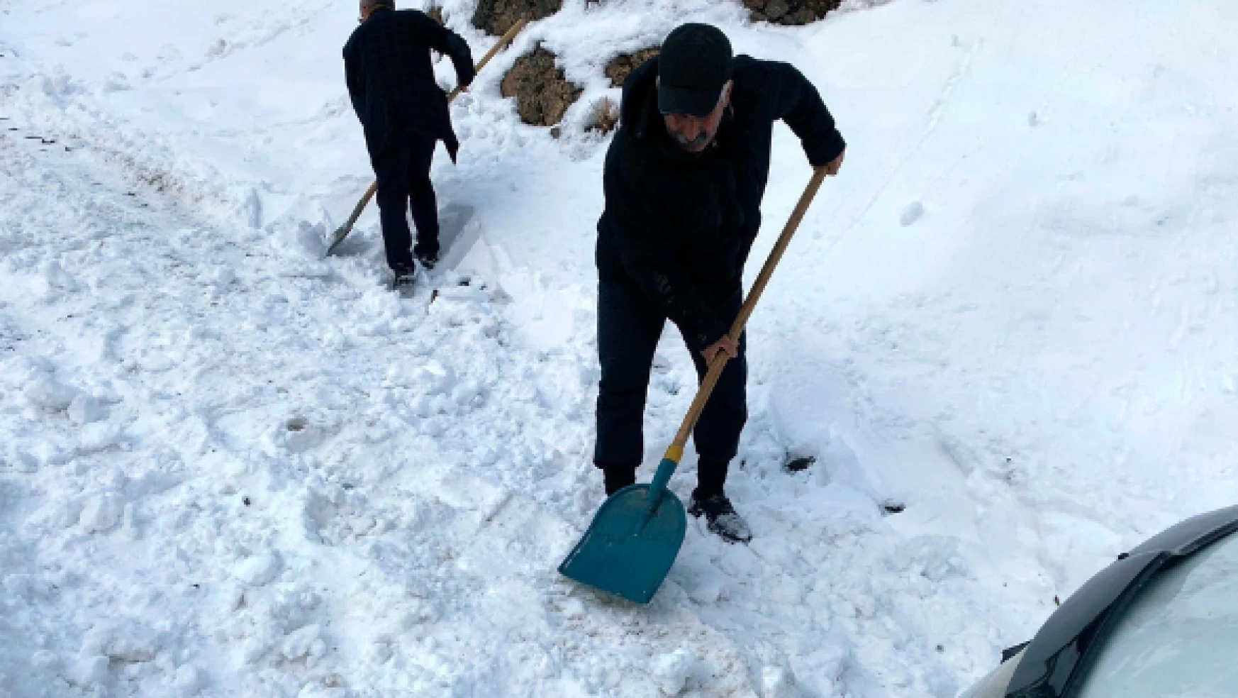 Yüksekova'da kar yolları kapadı, vatandaş küreklere sarıldı