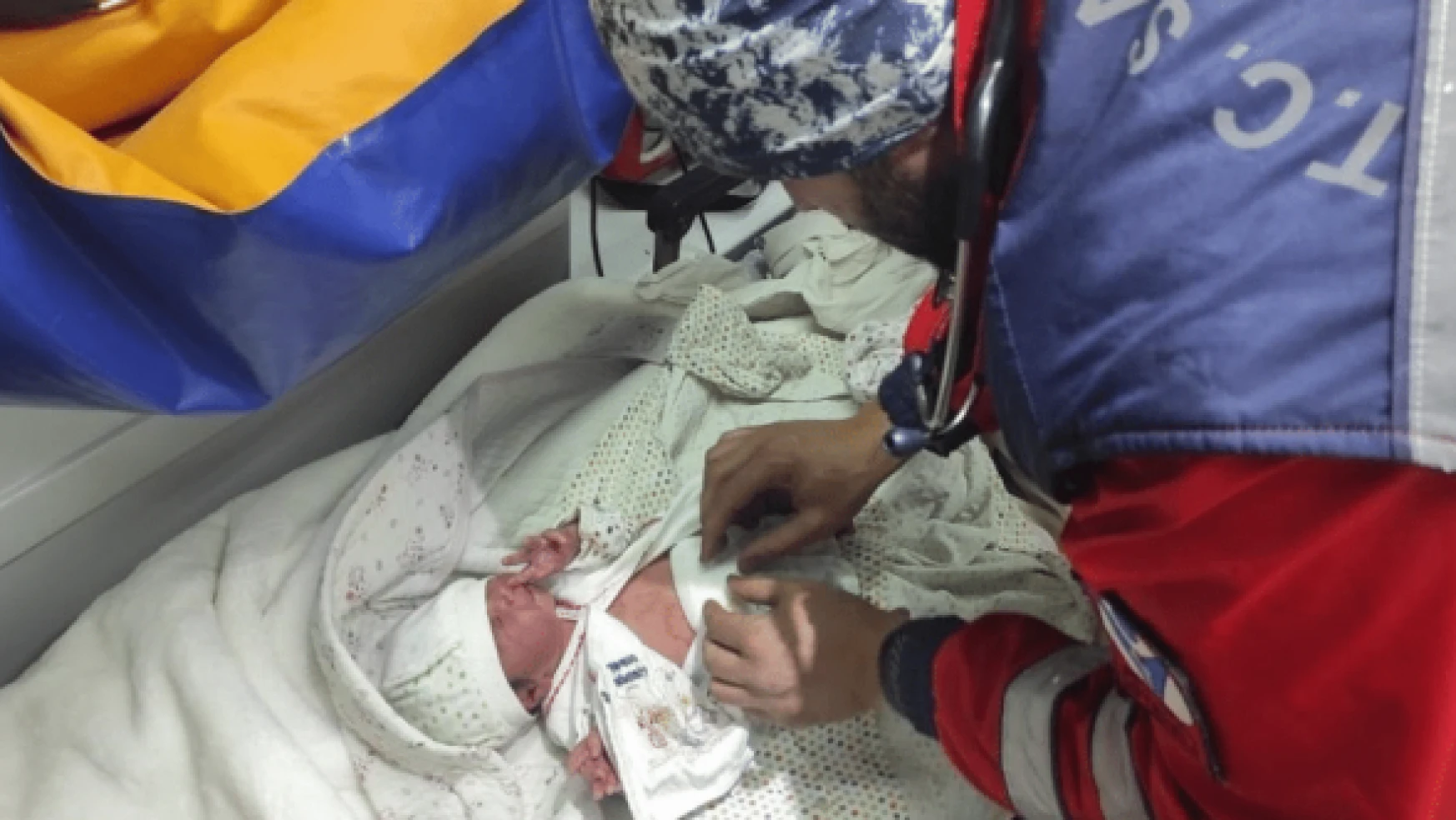 17 saatlik çalışma sonunda anne ve bebeği hastaneye yetiştirildi