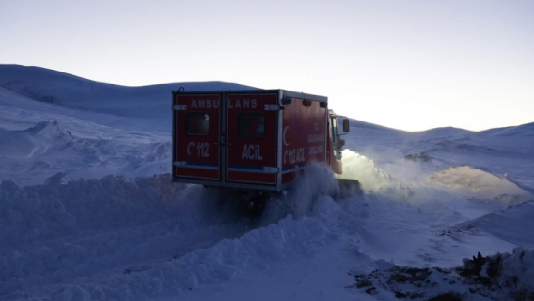 Ağrı'da sağlık ekipleri karda mahsur kalan hasta bebek için seferber oldu