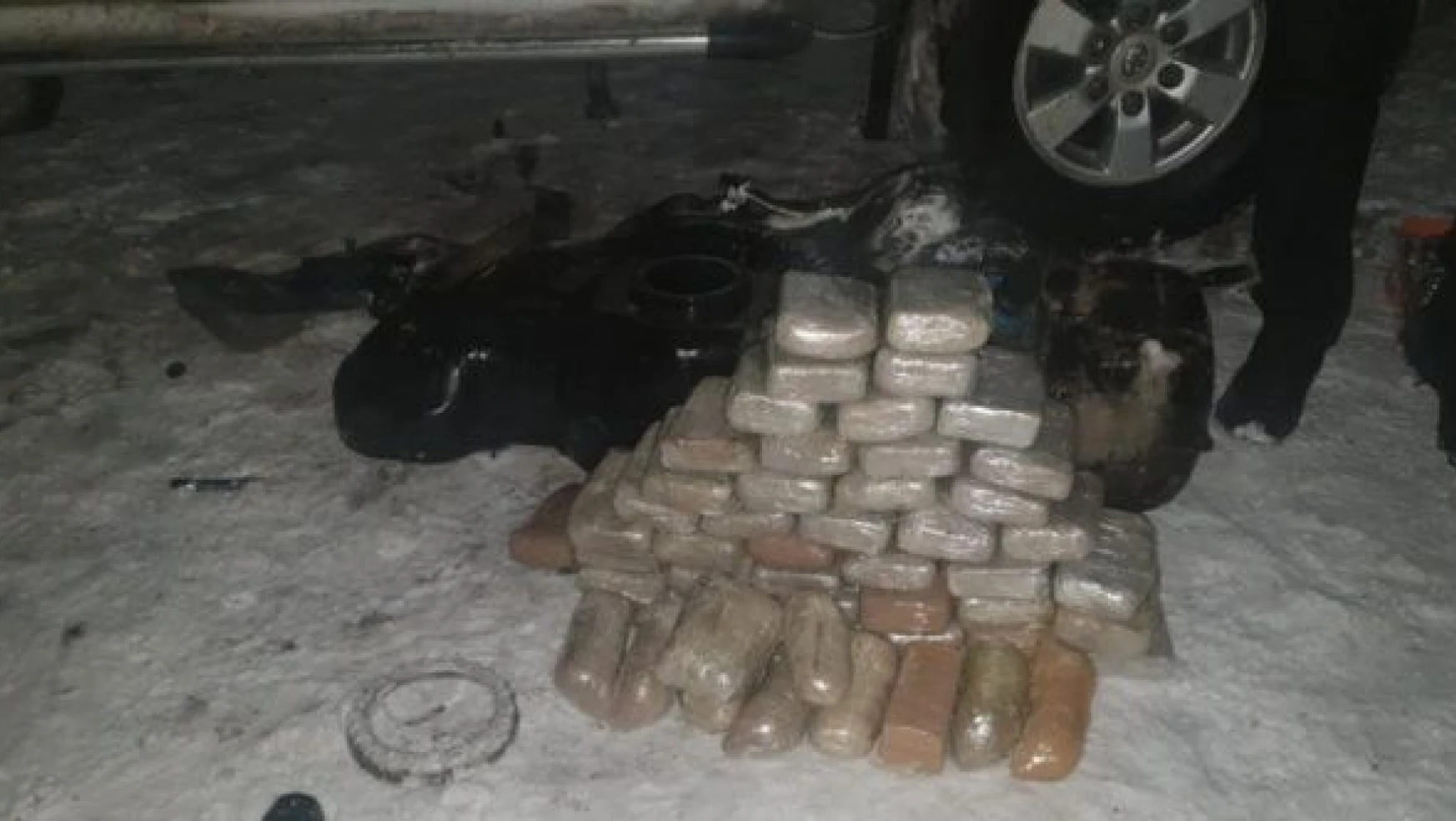 Ağrı'da bir aracın yakıt deposundan kilo kilo uyuşturucu çıktı!