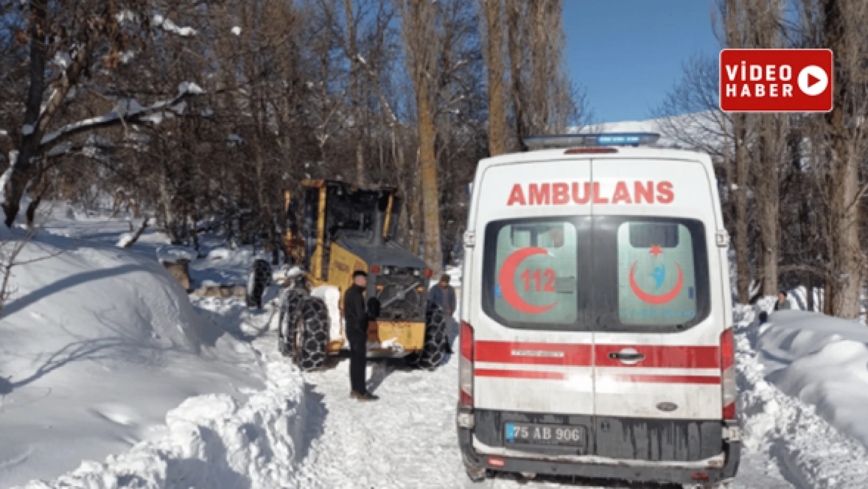 Ardahan'da ekipler mahsur kalan araçları kurtarıyor