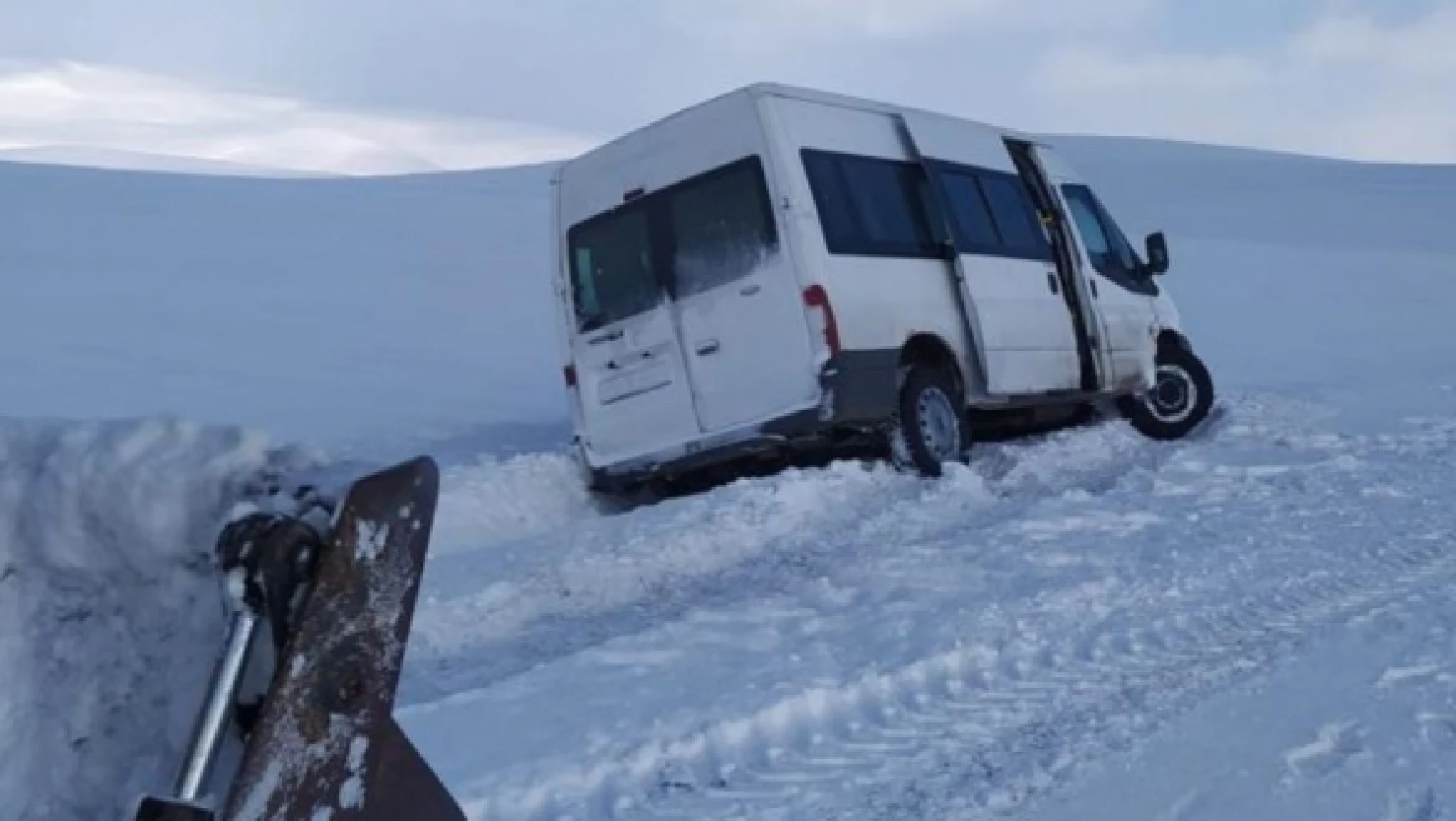 Ardahan'da tipi nedeniyle yolda kalan 2 ambulans ile 12 araç böyle kurtarıldı