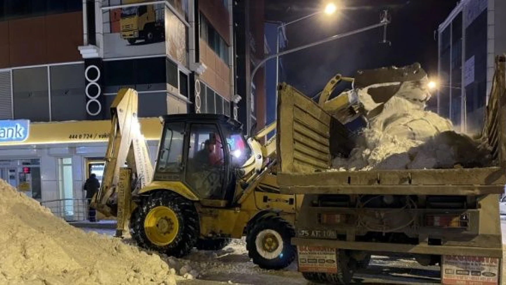 Ardahan'da biriken kar kamyonlarla taşındı!
