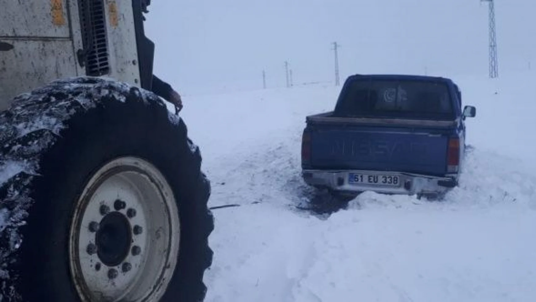 Ardahan'da tipi nedeniyle yolda kalan 11 araç kurtarıldı