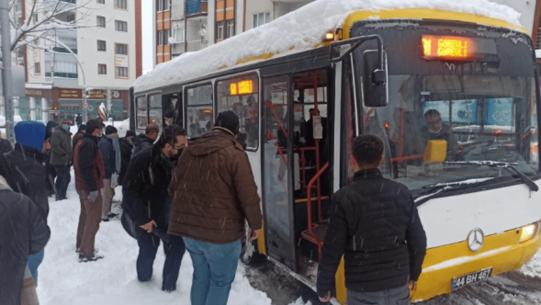 Belediye otobüsünü yolcular kurtardı
