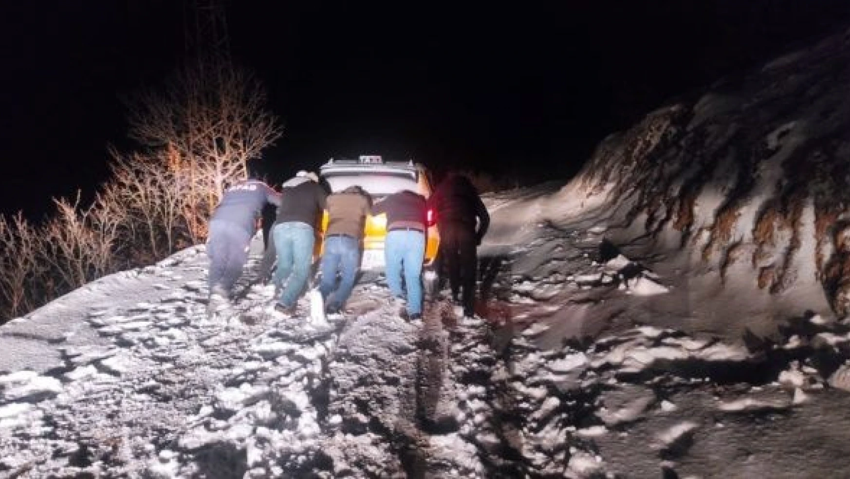 Bingöl'de karda donmak üzere olan 6 kişi böyle kurtuldu!