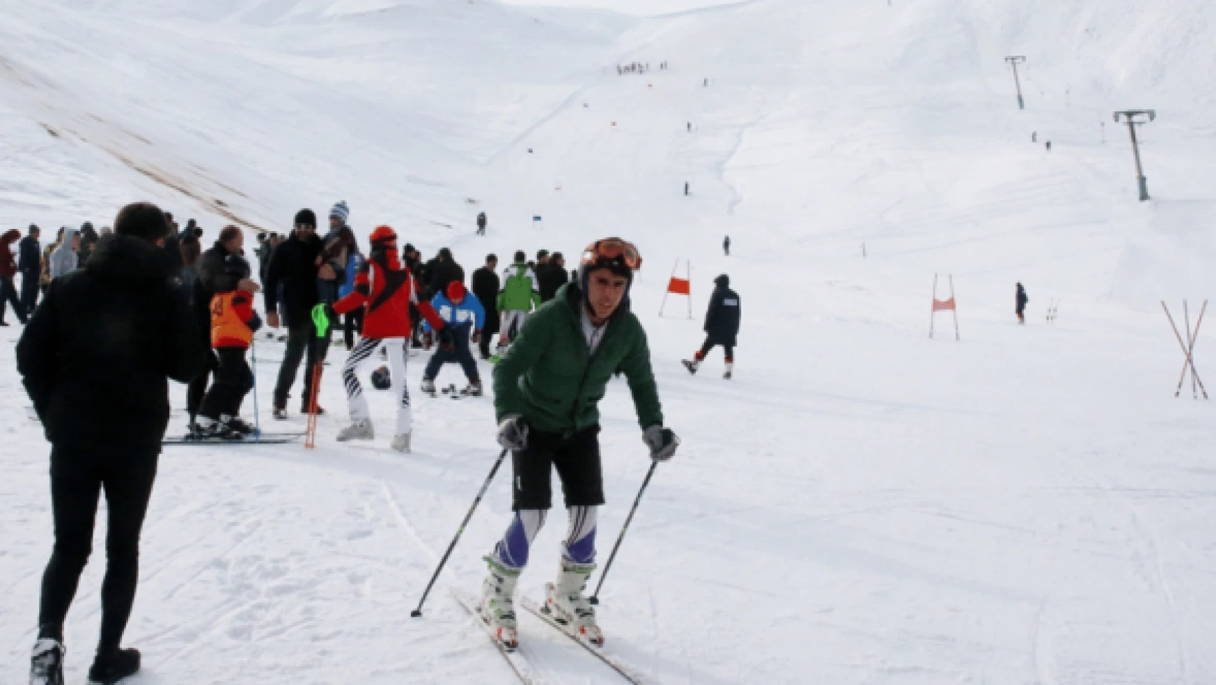 Bitlis'te 'Alp Disiplini Kayak İl Birinciliği Yarışması' düzenlendi