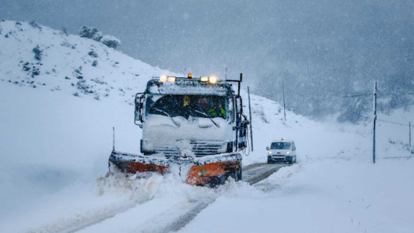 Bitlis'te karda mahsur kalan hastalara sağlık ve karla mücadele ekipleri ulaştı