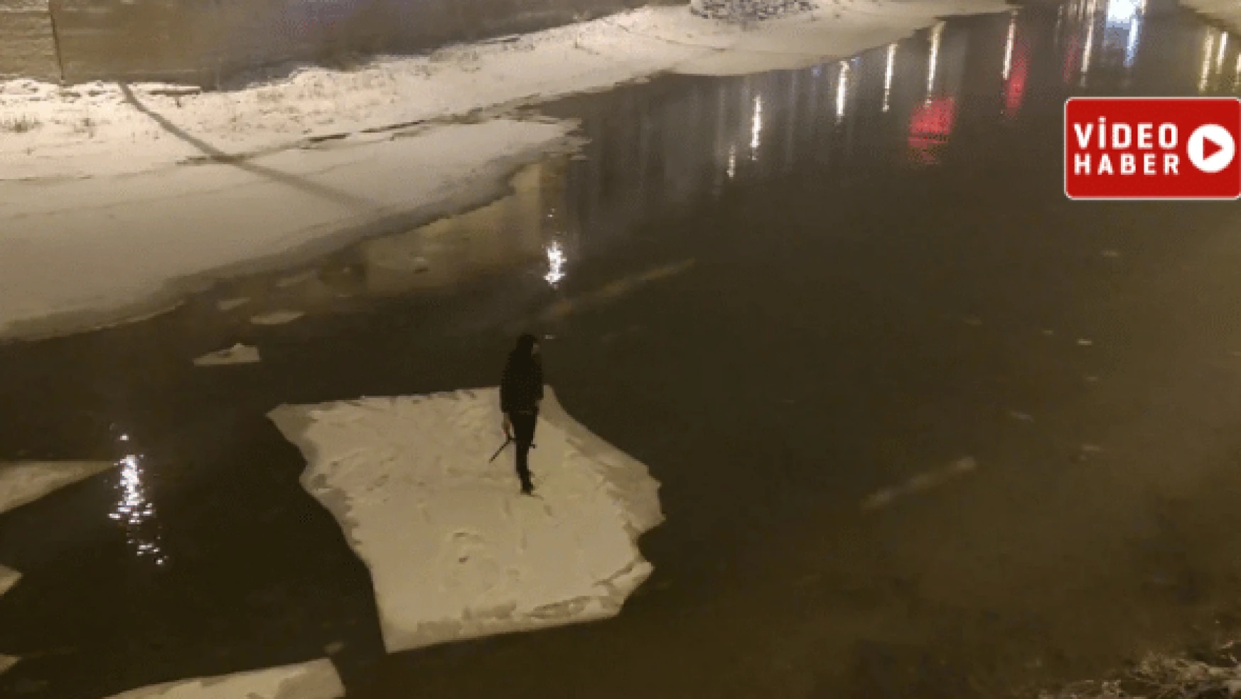 Buz kütlesini sal yapıp Çoruh Nehri'ni gezdi!