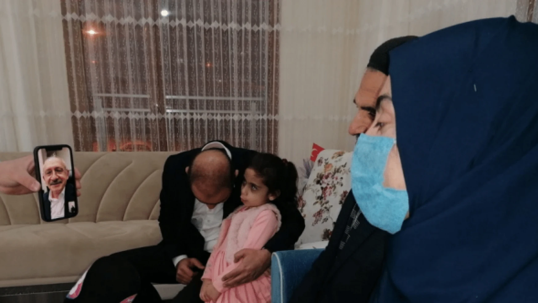 CHP Lideri Kılıçdaroğlu Elazığ depreminin simgesi 'Yüsra' ile görüştü
