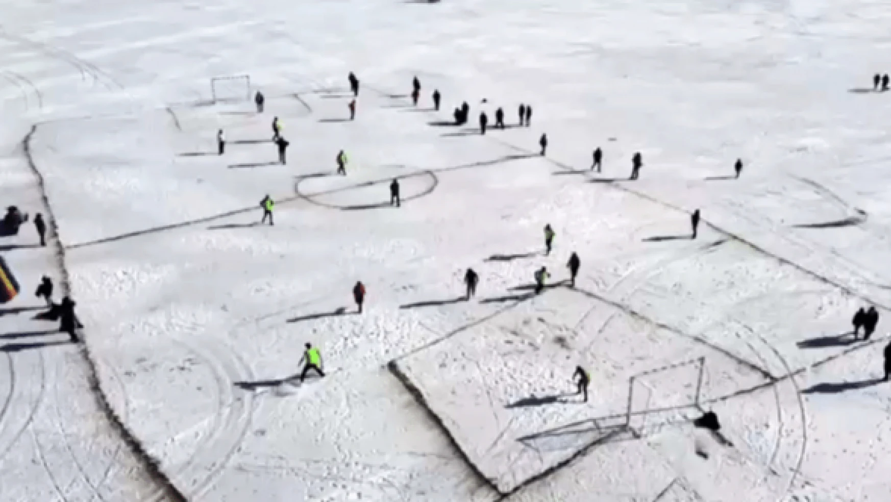 Çıldır gölü üstünde futbol keyfi