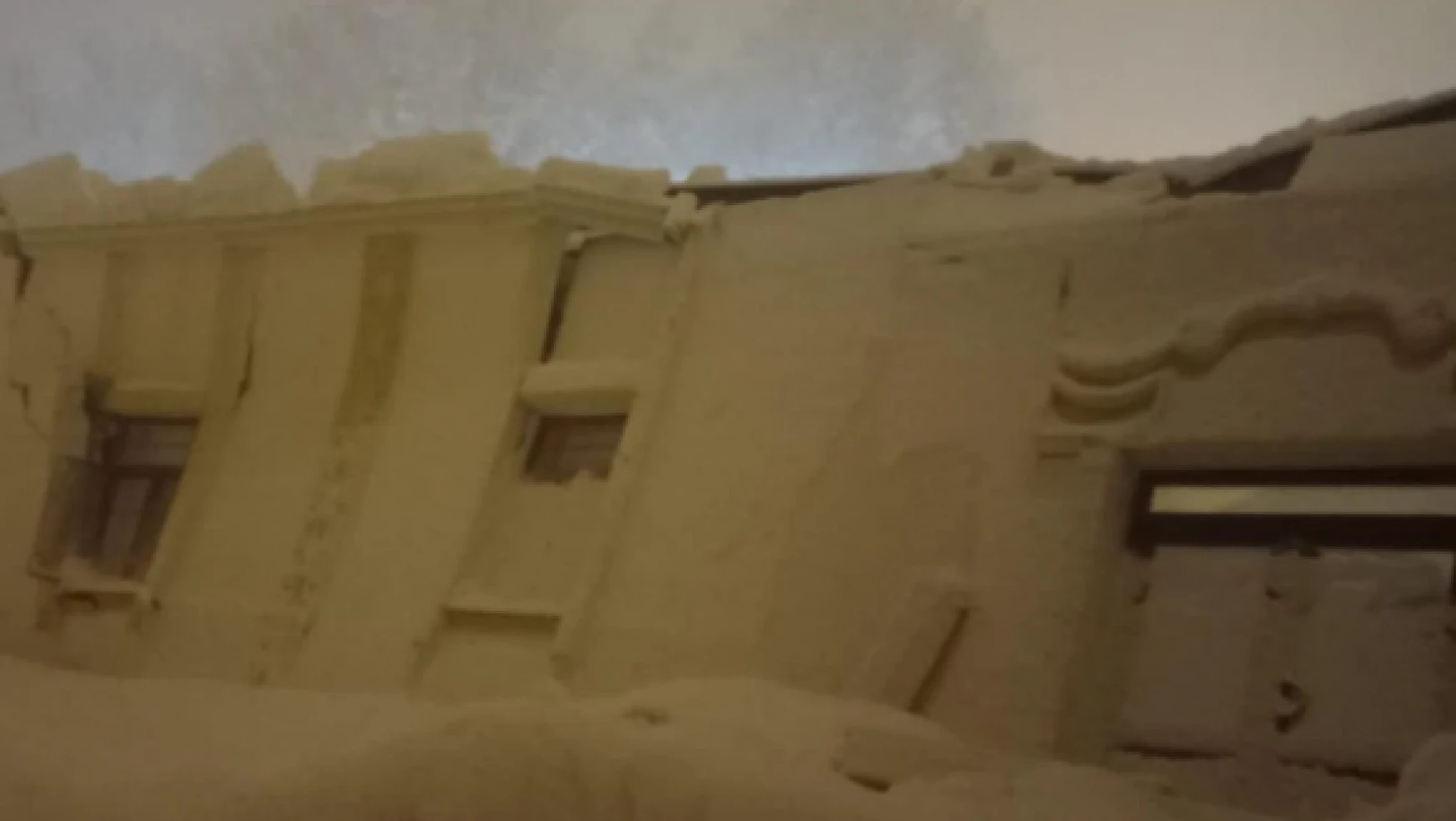 Elazığ'da çatısına kar biriken düğün salonu böyle çöktü!